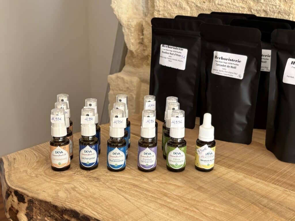 Sprays DEVA (Lâcher prise, Détox) et thés Herboristerie sur bois. Solutions bien-être affichées à 11,99€.